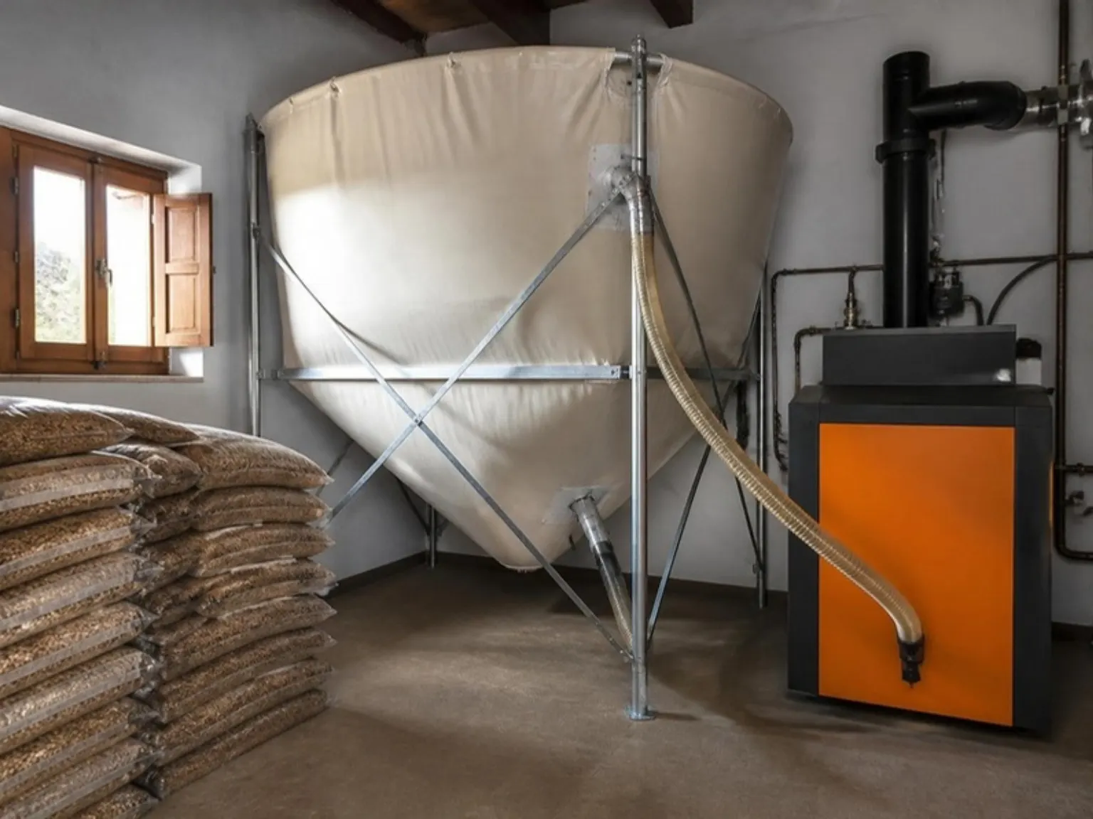 Silo y tolva de alimentación de una caldera de pellets