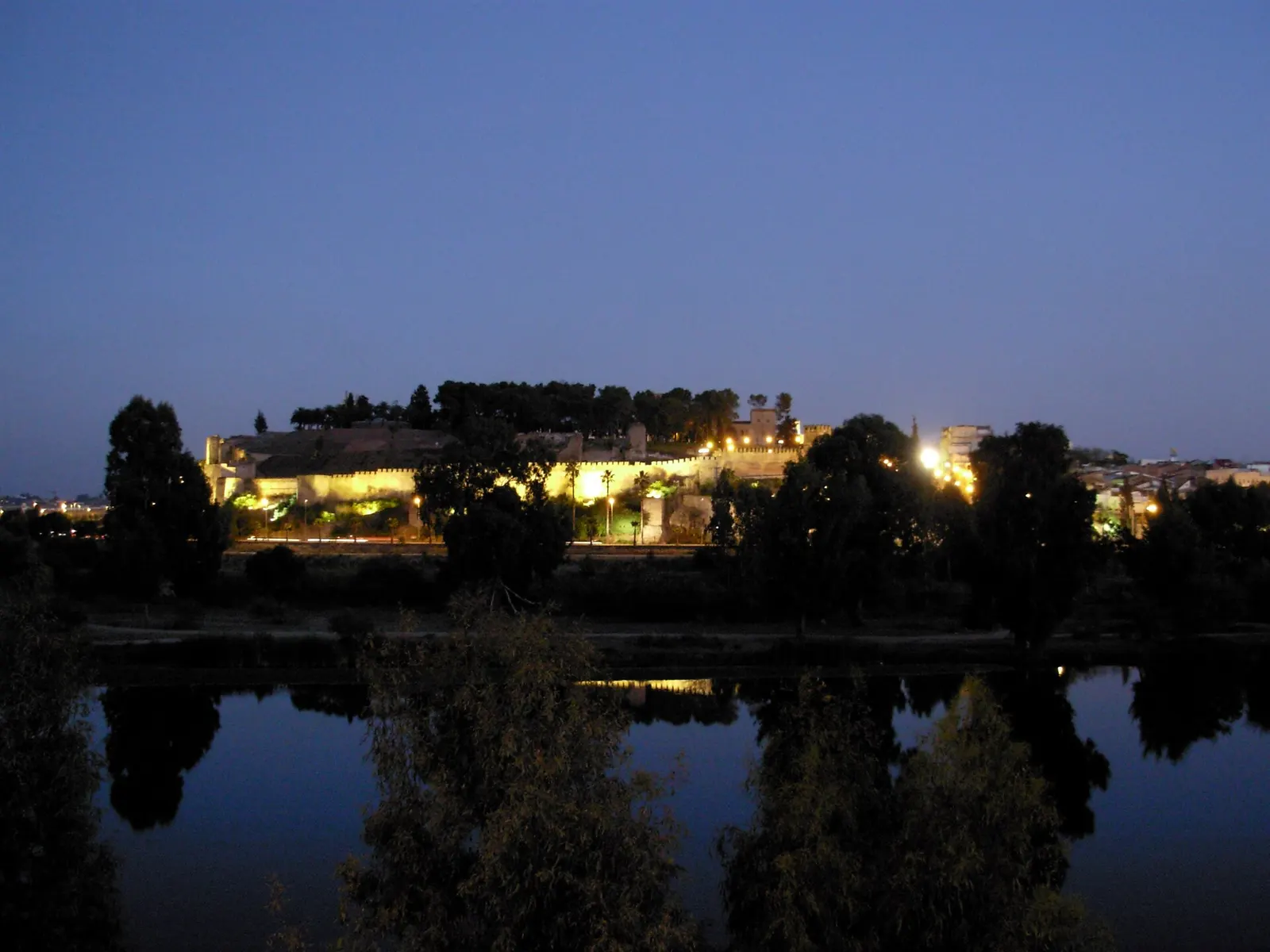 La Alcazaba de Badajoz al anochecer, reflejada en el Guadiana